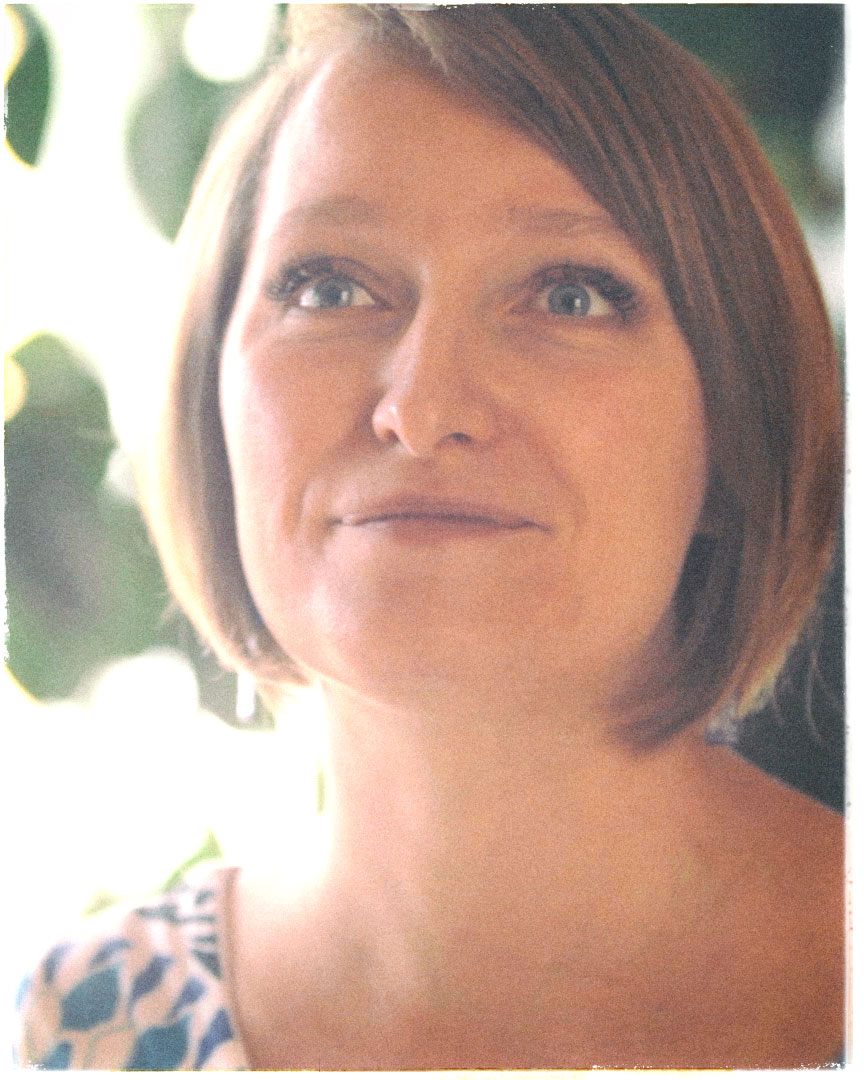 Photographie de Cassie Zarha. Elle est souriante, le regard attentionné